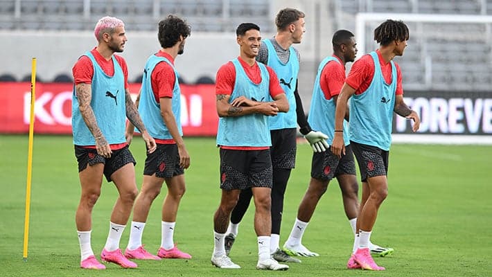 ROSSONERI AT WORK IN FRONT OF OUR FANS