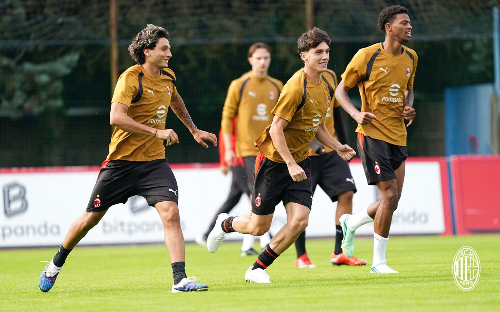 Il riscaldamento del Milan Futuro