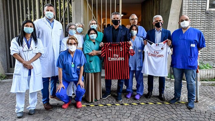 MASSARO AWARDS SPECIAL SHIRTS AT THE SAN CARLO HOSPITAL