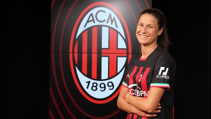 NOÉMIE CARAGE IN ROSSONERO