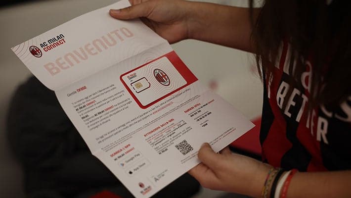 FIRST "AC MILAN CONNECT" SIM CARDS HANDED OUT AT CASA MILAN