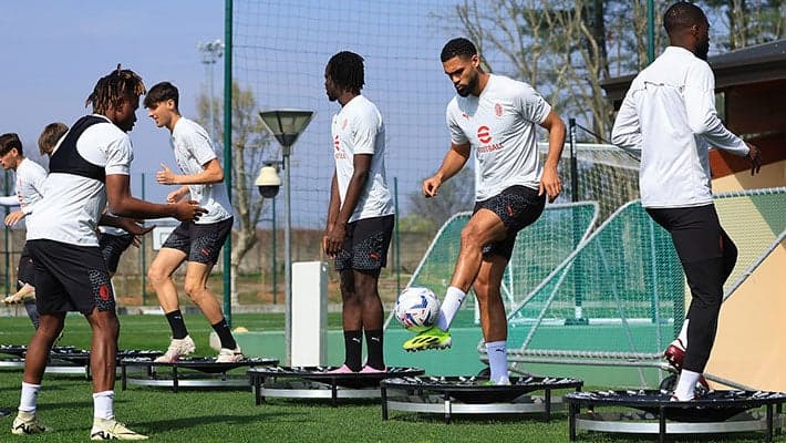 ROSSONERI IN CAMPO INSIEME ALLA PRIMAVERA