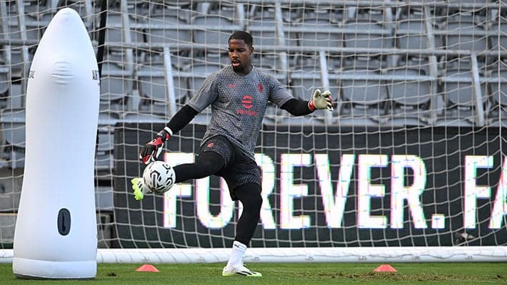 ROSSONERI ON THE PITCH AT THE BMO STADIUM