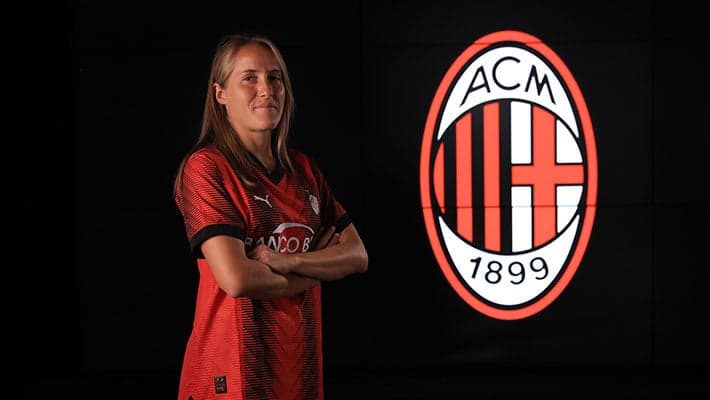 VALENTINA CERNOIA IN ROSSONERO