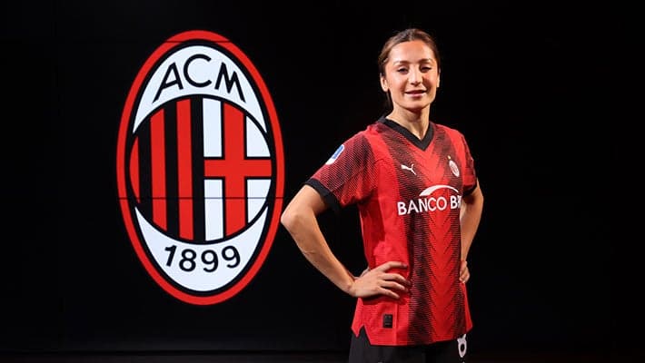 NADIA NADIM IN ROSSONERO