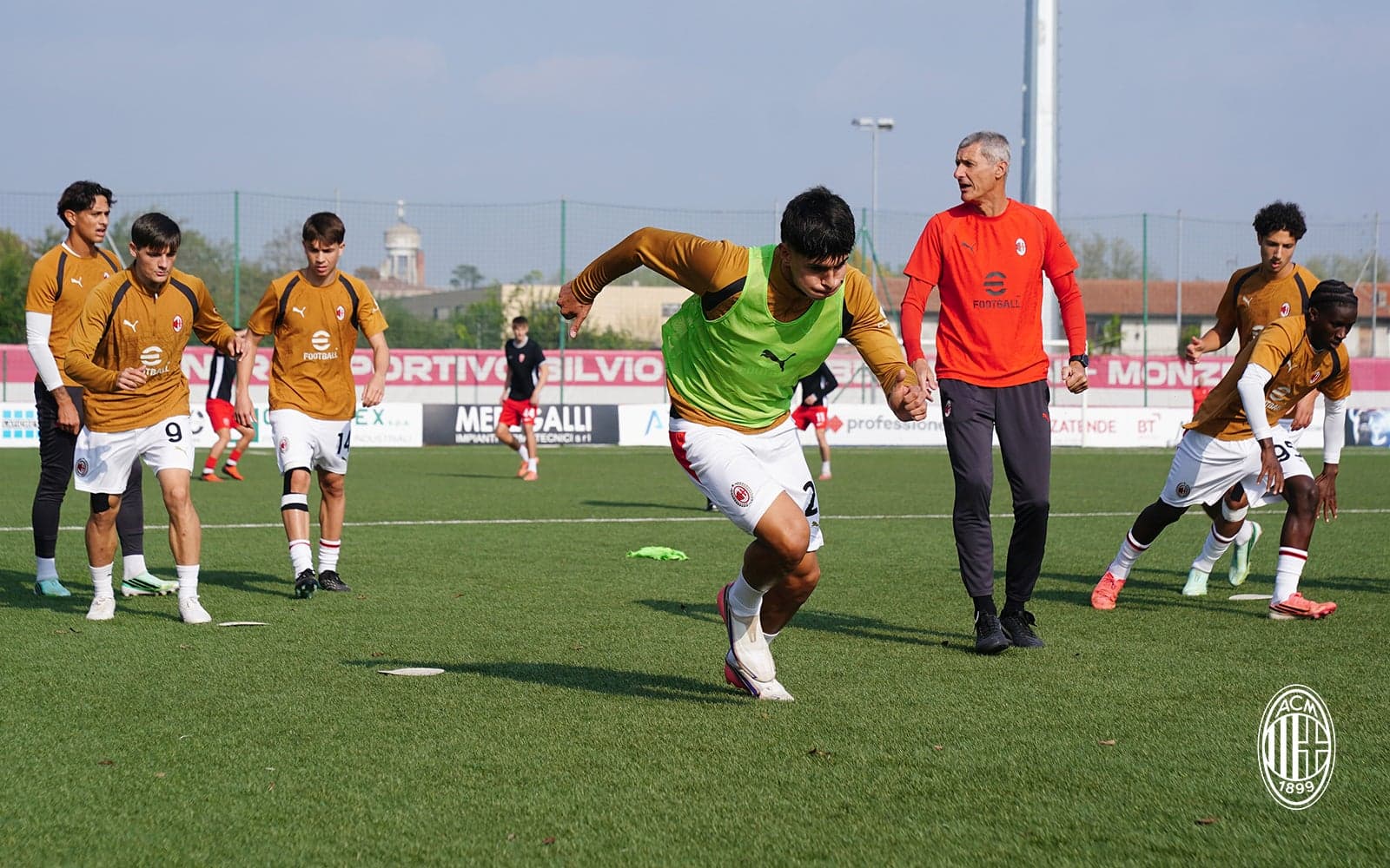 Il riscaldamento del Milan Primavera