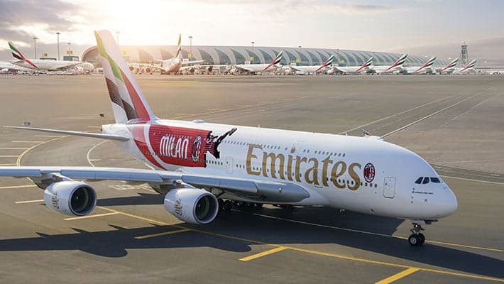 为庆祝AC米兰的125周年,阿联酋航空推出了醒目的空中客车A380涂装