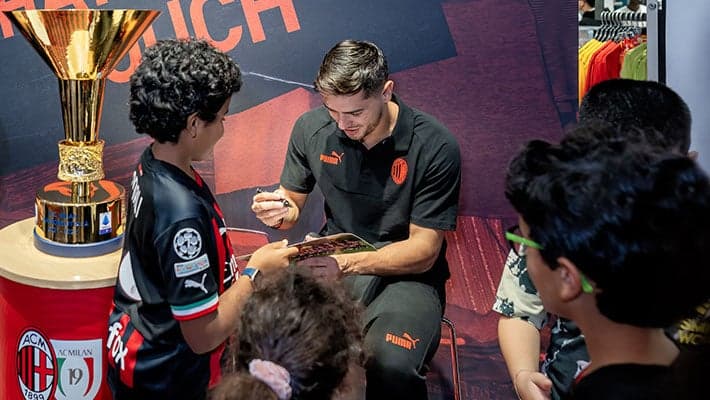 AC MILAN'S TROPHY TOUR IN DUBAI: MORE THAN 500 FANS PRESENT AT THE PUMA STORE FOR A SPECIAL MEET&GREET