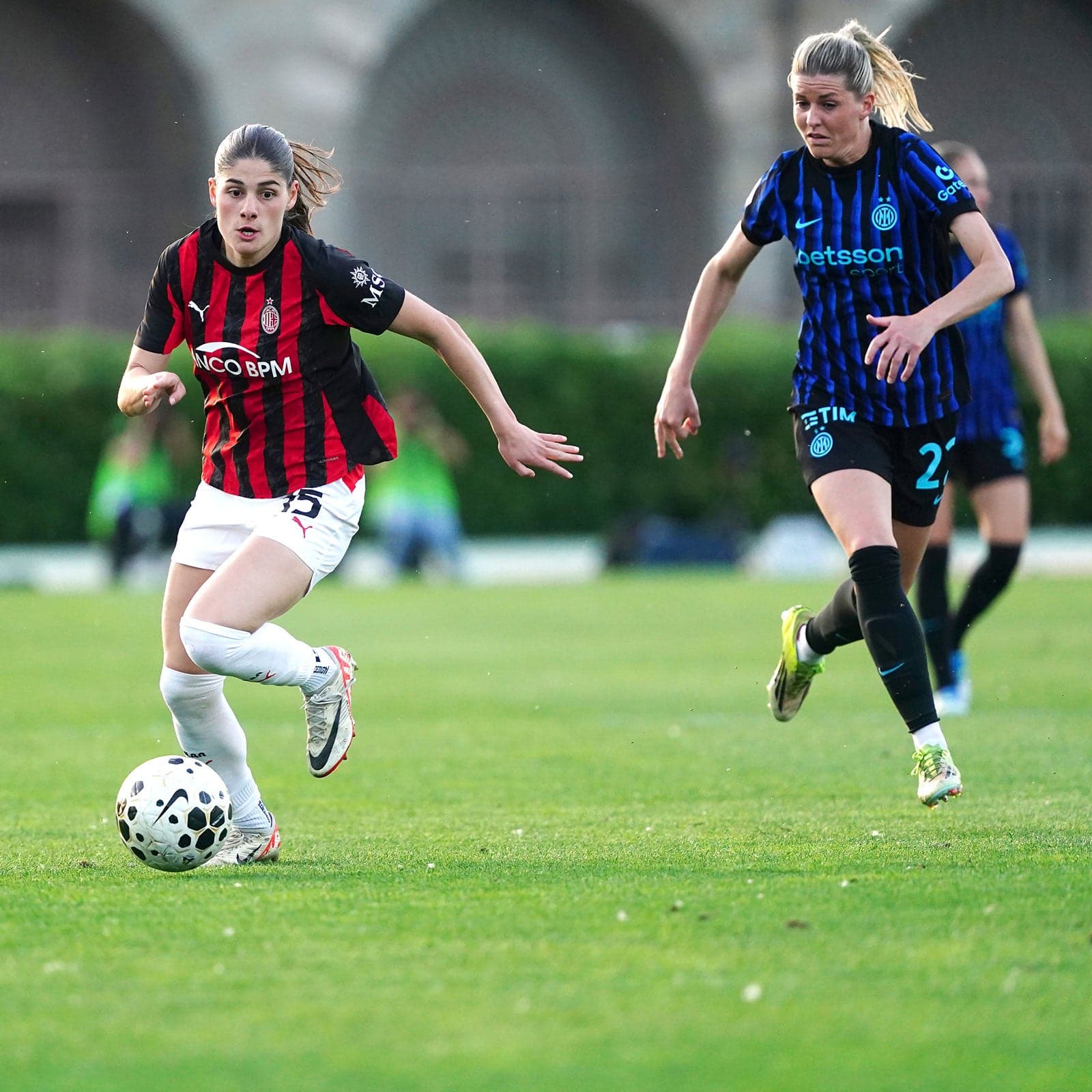 ROSSONERE FERMATE NEL DERBY